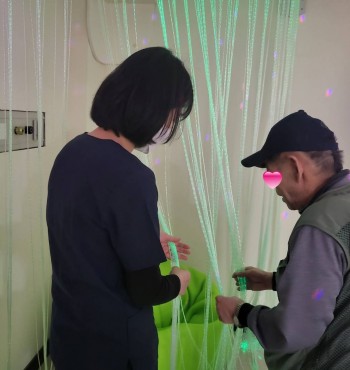 오늘은 심리안정실을 처음 찾아주신 어르신과 
심리안정실을 둘러보며 적응하시는 시간을 가졌습니다.

