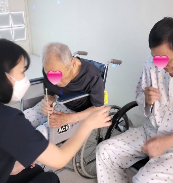 어르신들과 아로마향을 맡아보았습니다. 
레몬과 라벤더향을 맡아보았는데요~ 
어르신들은 레몬향을 맡으시고는 반응이 없으시다 
라벤더향을 맡으시고는 