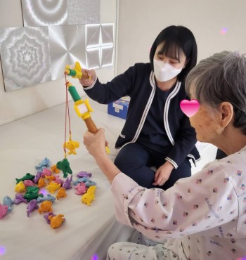 오늘은 색깔과 관련된 활동을 하였습니다.
침대 위에 놓인 장난감 물고기를 보자 