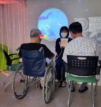 오늘은 어르신들과 계절에 맞는 옷 고르기 활동으로 시작하였습니다. 
옷 사진을 보며 어떤 옷인지 말해보고 어느 계절에 입는지 이야기해보았습니다.

