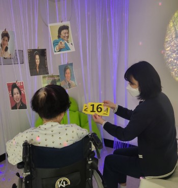 오늘은 옛가수 사진을 보고 이름을 얘기하고 같이 노래부르는 활동을 하였습니다.
