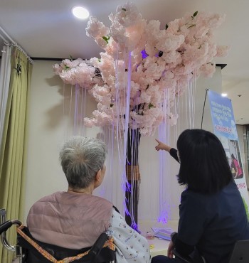 오늘은 어르신과 '봄'에 대한 활동을 했습니다. 
'봄'하면 아이들 어릴 때 같이 꽃보러 갔던 때가 떠오른다고 말씀하셨어요. 
어르신과 같이 봄 꽃과 봄 나물 사진을 보고 떠오르는 것을 자유롭게 이야기 해보았습니다.
어르신은 꽃 중엔 벚꽃을, 나물 중엔 두릅을 가장 좋아하신다하셨어요.
광섬유를 이용해 바뀌는 색을 바라보고, 감각자극도 해드리며
다양한 생각과 느낌을 표현 할 수 있게 해드렸습니다. 
활동이 끝나자 제 손을 꼭 잡으시며 