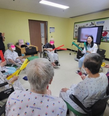 함께 모여 노래하고 악기도 연주하며 즐거운 음악시간!^^ 
요일, 계절, 날씨 등 지남력 자극 및 환경 인식 촉진을 위한 활동과 체조를 한 후 본 활동을 시작했습니다. 
첫 번째로 동요 ‘가을’을 부르며 악기(붐웨커, 핸드벨)를 연주하는 활동을 진행했는데요~
연주를 하다가 멈추어야 하는 부분에서 한분도 빠짐 없이 모두 멈추는 모습에 
한 어르신이 ‘만점’을 외치셔서 ‘하하호호’ 박수치고 웃으며 즐거웠습니다. :)☆
두 번째로는 ‘18세 순이’를 부르며 특정 가사에서만 소고를 연주하는 인지활동을 진행했는데요~ 
어르신들이 너무나 잘 아는 노래여서 흥겹게 노래도 따라하는 모습이였고, 제시된 과제에 맞추어 소고를 잘 연주하셨답니다. ♥ 
모두에 얼굴에 미소가 가득해서 행복했던 음악시간 이었습니다.^^
'참 잘하셨어요' ‘덕분에 즐거웠어요’, ‘다음에 또 만나요’ 인사를 나누며 마무리 지었습니다. :)