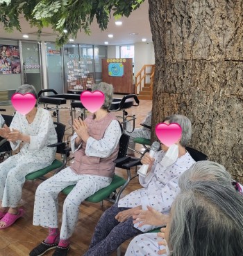 오늘도 어르신들이 가장 좋아하시는 쿵덕쿵덕 노래 부르기 시간! ^^
프로그램 시작 전에 어르신 한 분 한 분 친근하게 안부 인사도 건네고 즐거운 노래와 율동으로 신체에 활력을 더했답니다. ♥♡
옛 향수를 불러 일으키는 서로의 노래자락에 “엄지척” “잘한다” 등 칭찬과 박수도 아끼지 않고, 
까치까치 설날은 노래를 부르며 가사맞추기 게임에도 적극적으로 참여하셨습니다.  :)
어깨를 들썩 들썩~ 노래를 따라 부르며 집중하고 즐기시는 모습이었습니다. 
음악과 함께~ 오늘 웃으신 만큼 우리 어르신들의 몸과 마음이 더욱 건강해 지기를 바랍니다.^^
“덕분에 즐거웠습니다”, “또 만나요” 인사를 건네며 마무리 했습니다. *^^*