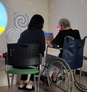 오늘은 어르신과 가을에 관한 이야기로 시작했습니다!
가을하면 단풍이 가장 먼저 떠오른다하셨어요 
교인들과 같이 단풍 놀이가서 즐거웠던 기억이 떠오른다며 이야기해주셨습니다. 
수세미, 털실, 보자기 등을 이용해 다양한 촉각을 느껴보았습니다.
손으로 만져보기도 하고 팔에 쓸어보기도 하며 활동하였습니다!